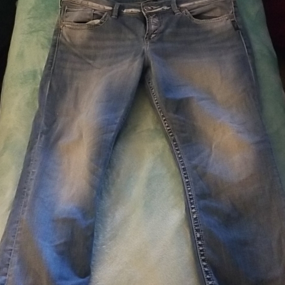 Silver Suki capri Jeans in a 32/22.5.... - Picture 3 of 8